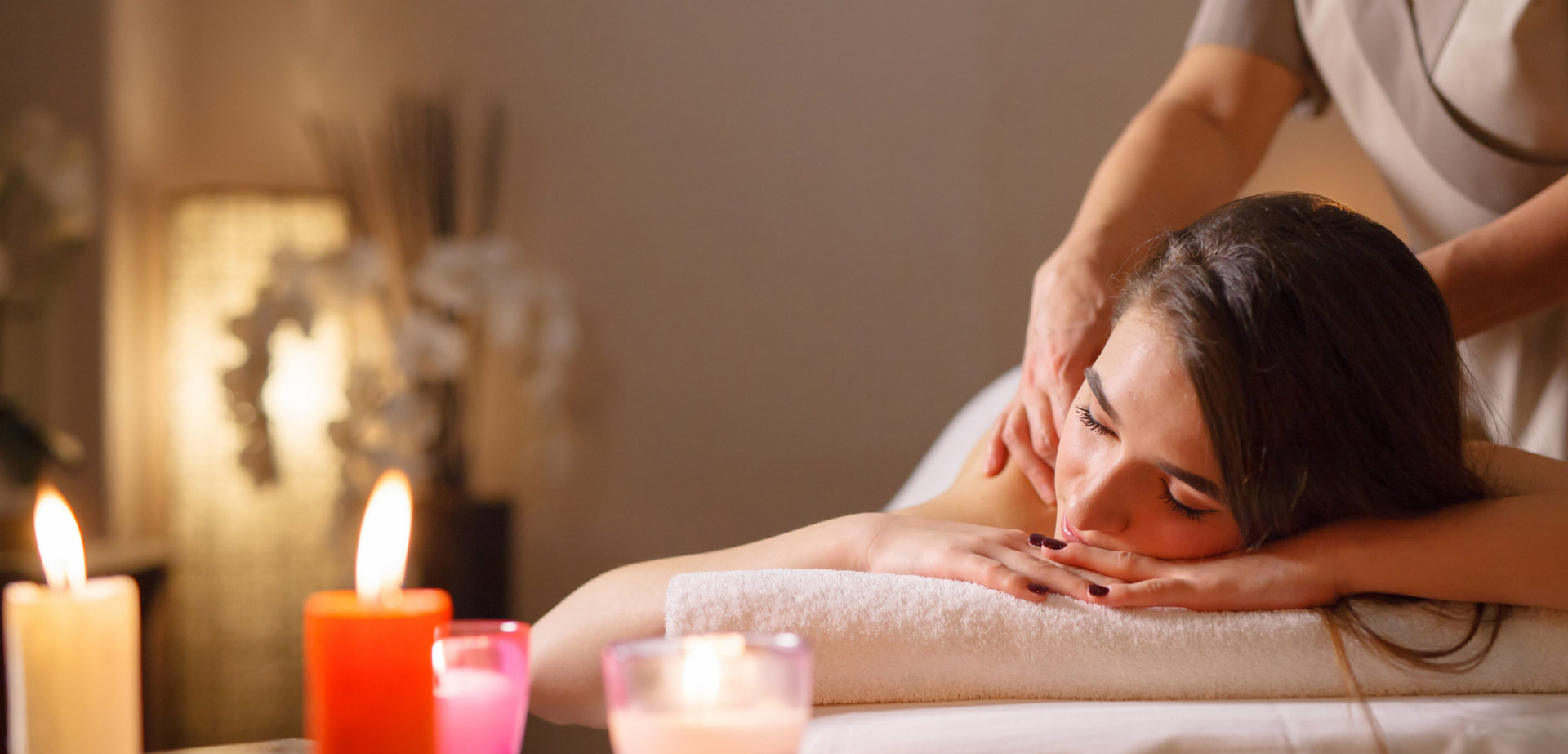 Un professionnel effectuant un massage du dos dans un spa à Poitiers.