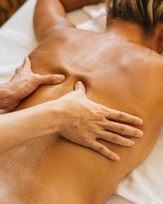 Massage du dos à Pasitha salon de massage à poitiers